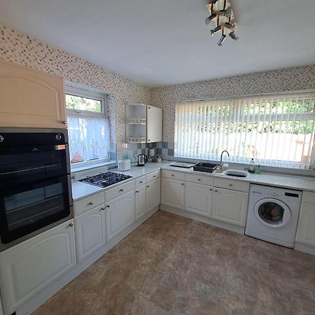 Dalton House - Three Bedroom Property Stretford Free Parking Near The Trafford Centre Manchester Dış mekan fotoğraf